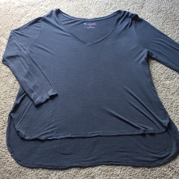 Grey lightweight 3/4 sleeve top. - Picture 1 of 4
